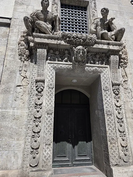 Entrance T3