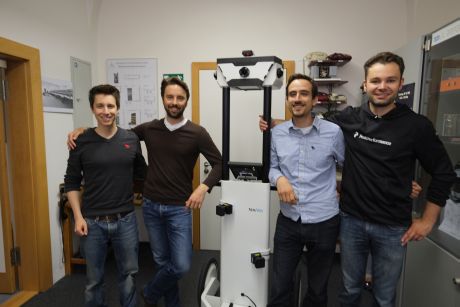 NavVis Gründer mit Kartierungs-Trolley v.l.n.r. Dr. Felix Reinshagen, Sebastian Hilsenbeck, Robert Huitl und Dr. Georg Schroth
